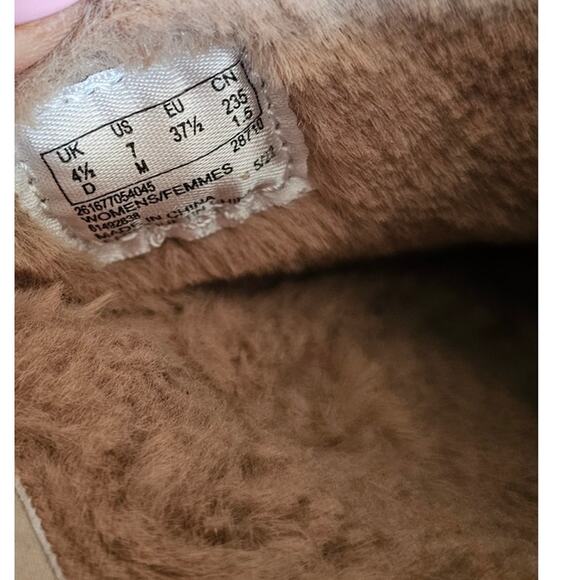 Clarks Caroline Step Slip-On Flats, Fur lined, STitching & Button Tan, NEW, Sz 7 - Picture 8 of 8